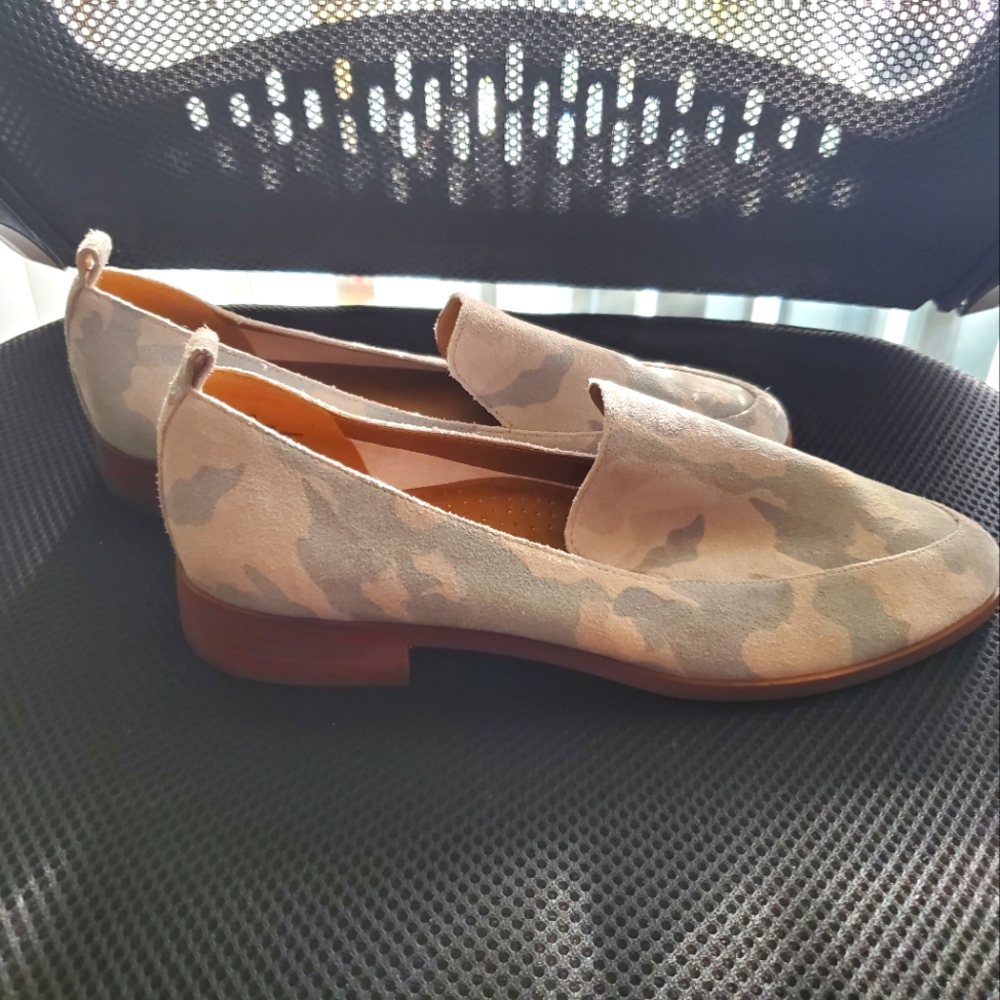 Susina Camo leather loafers size 7 1/2